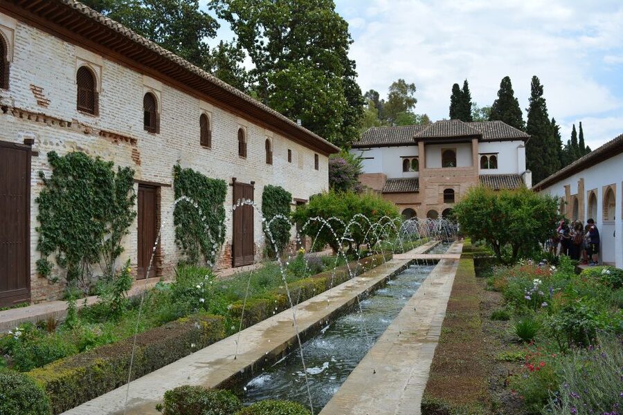 Granada: Alhambra and Generalife Gardens Guided Tour - Alhambra and Generalife, in 75 minutes of smart walking