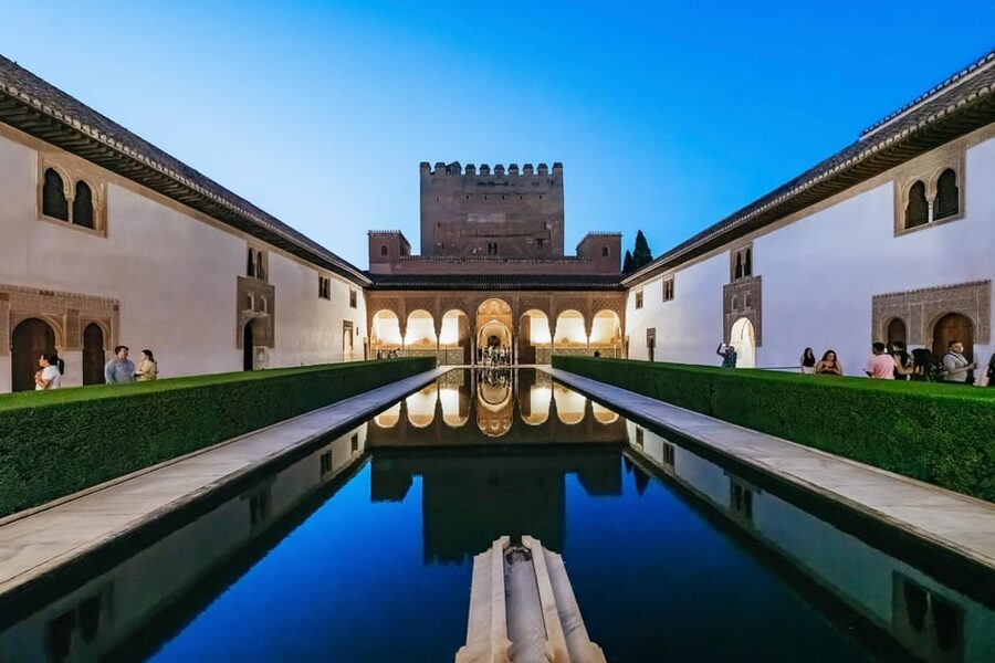 Granada: Alhambra and Nasrid Palaces Guided Tour at Night - Key things I’d watch for on this Alhambra night tour