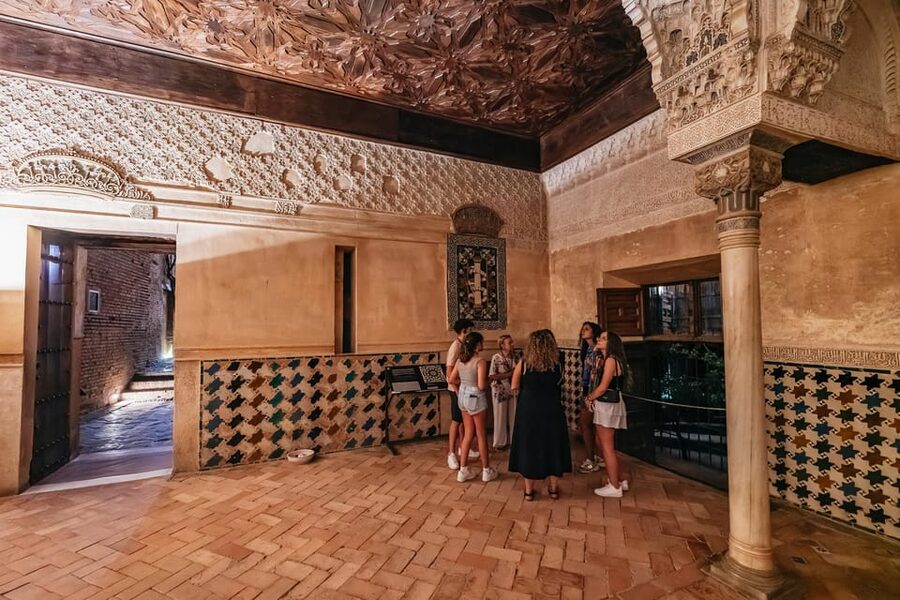Granada: Alhambra and Nasrid Palaces Guided Tour at Night - Palace of Carlos V: a Renaissance pause inside the Alhambra complex
