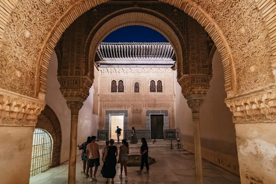 Granada: Alhambra and Nasrid Palaces Guided Tour at Night - Practical comfort tips for an Alhambra night visit