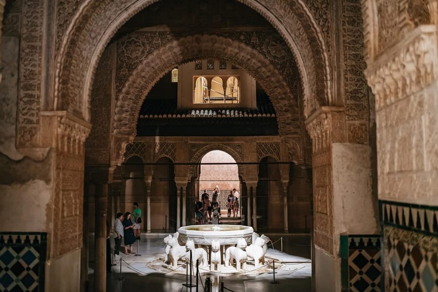 Granada: Alhambra and Nasrid Palaces Guided Tour at Night - Price and value: what $64 buys you at night