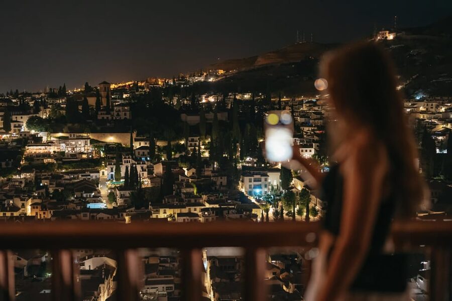 Granada: Alhambra and Nasrid Palaces Guided Tour at Night - Starting at the fortress approach: the Puerta de la Justicia moment