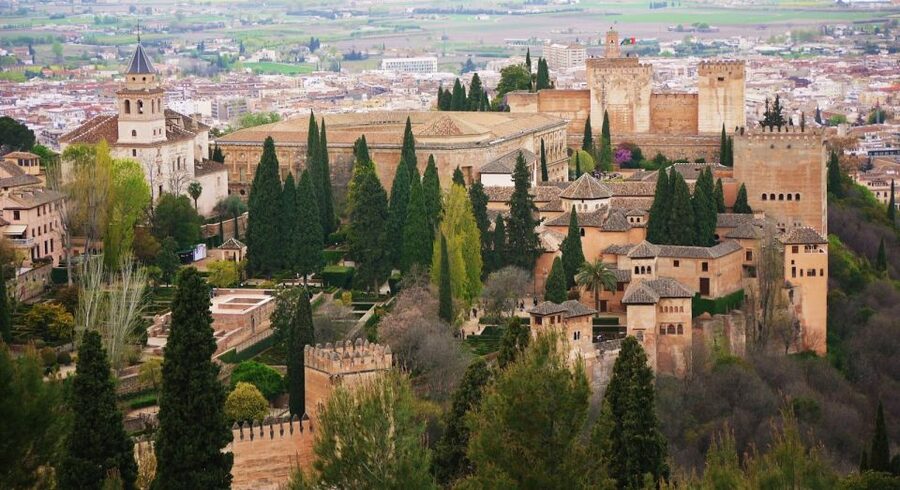 Granada: Alhambra and Nasrid Palaces Small Guided Tour - Generalife Gardens: The Sultan’s Summer Escape with Garden-Stage Drama