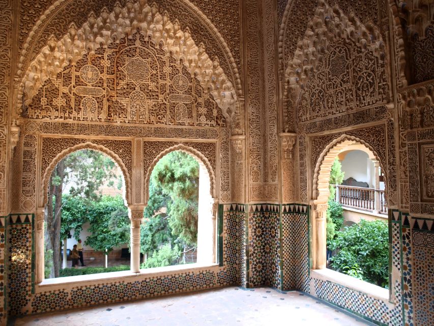Granada: Alhambra Complex Guided Tour with Ticket - Entering the Alhambra complex without the ticket chaos