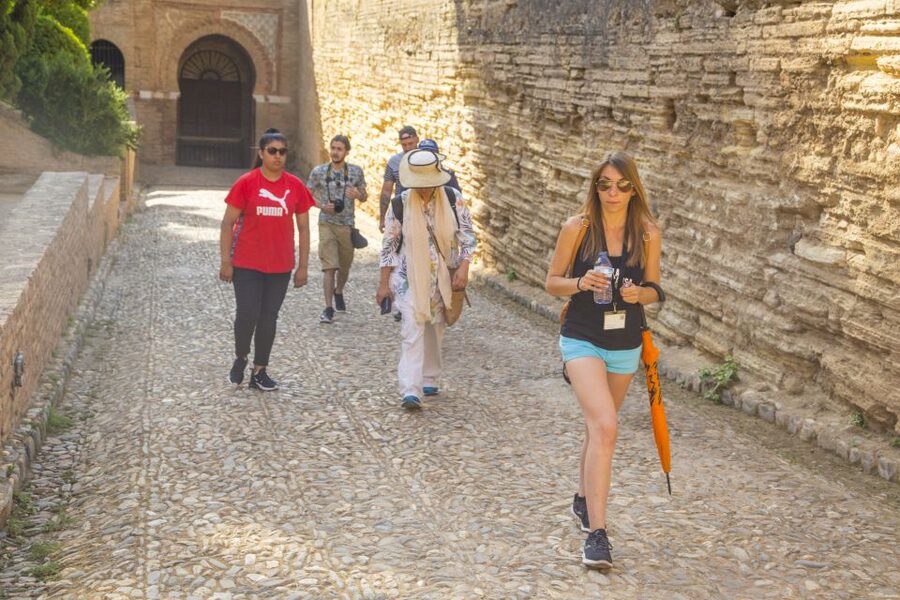Granada: Alhambra Complex Guided Tour with Ticket - Generalife gardens: the royal retreat feeling you can actually enjoy