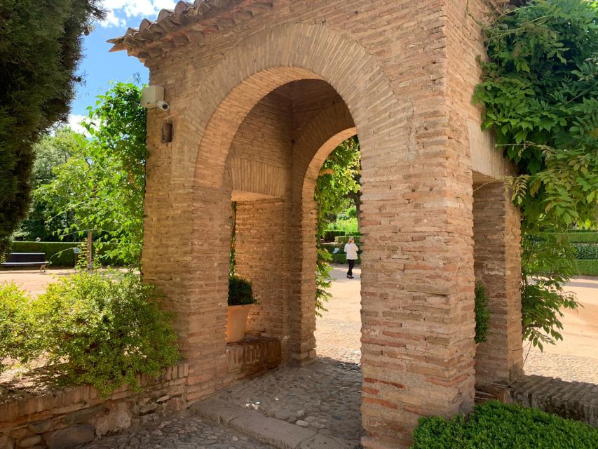 Granada: Alhambra Complex Guided Tour with Ticket - What to pack so the 3 hours feel smooth
