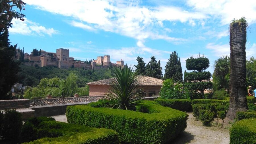 Granada: Alhambra Gardens, Generalife & Alcazaba Guided Tour - Nasrid Palaces Area: Guided Context Without Palace Entrance