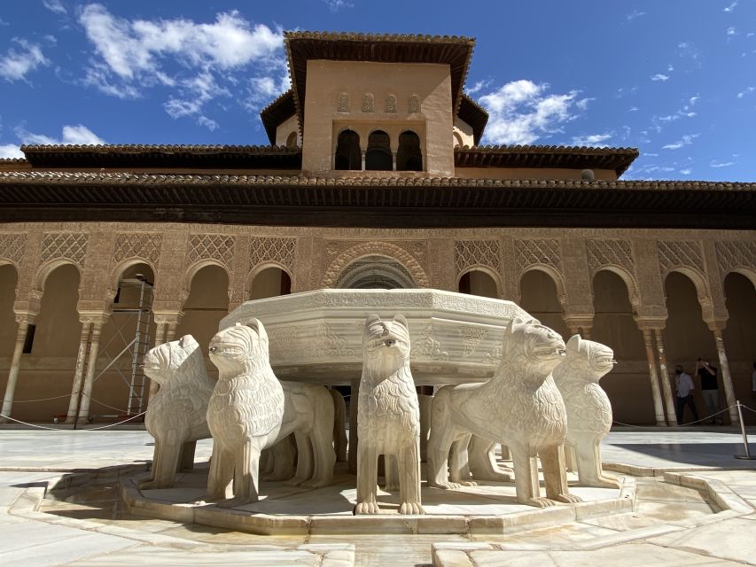 Granada: Alhambra & Generalife Fast-Track Guided Tour - The Patio de los Leones: What to Look For in the Court of Lions