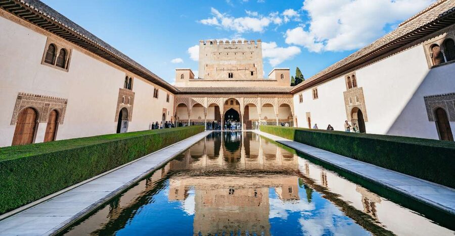 Granada: Alhambra Guided Tour with Nasrid Palaces & Gardens - Meeting point inside Alhambra: the “show up early” rule