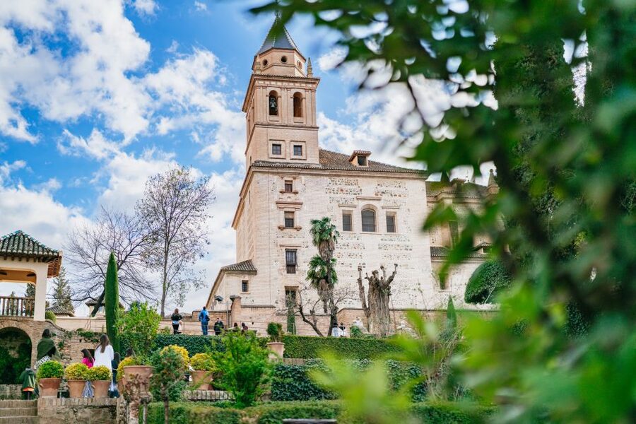 Granada: Alhambra Guided Tour with Nasrid Palaces & Gardens - Who this tour fits best