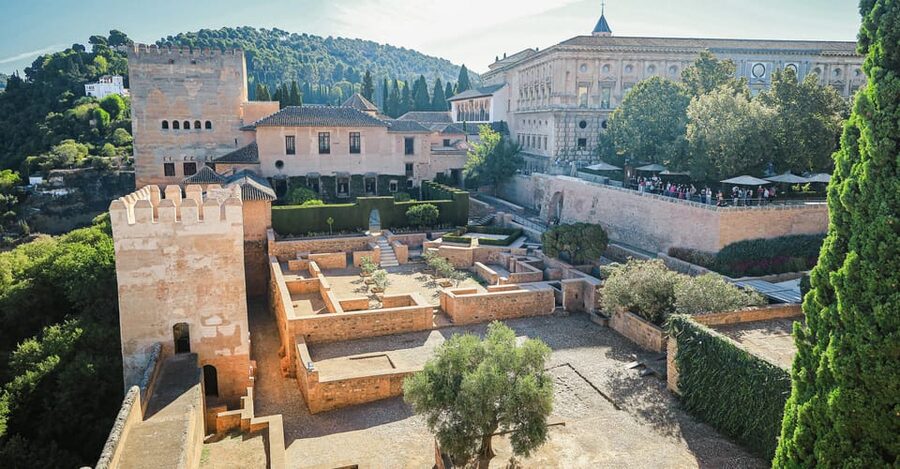 Granada: Alhambra & Nasrid Palaces Small Group Guided Tour - Accessibility, group experience, and language support