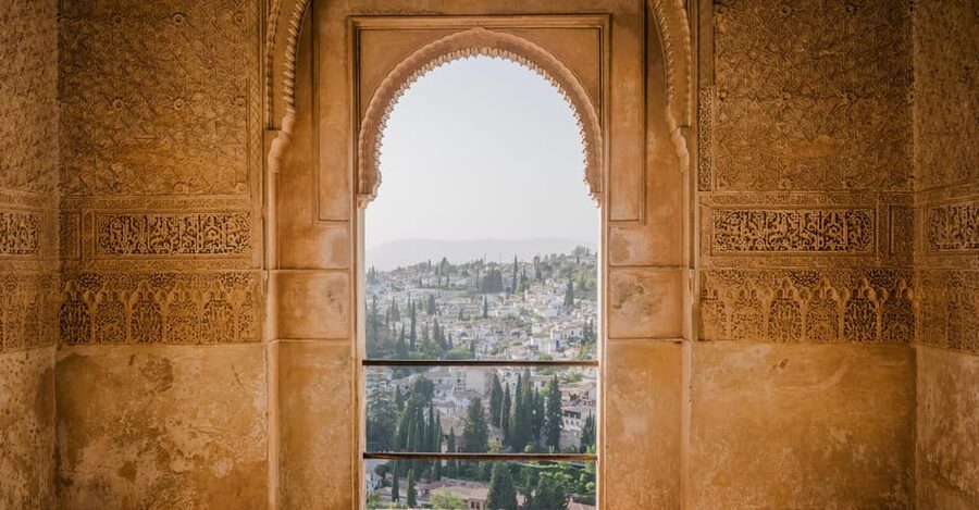 Granada: Alhambra & Nasrid Palaces Small Group Guided Tour - Meeting point and getting started without stress