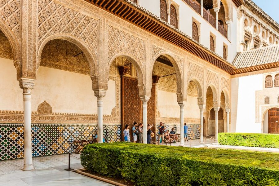Granada: Alhambra & Nasrid Palaces Tour with Tickets - Fast-Track Entry Into the Alhambra Without the Headache