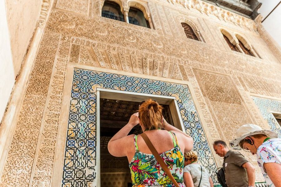 Granada: Alhambra & Nasrid Palaces Tour with Tickets - Palace of Charles V: A Different Era Inside the Same Walls