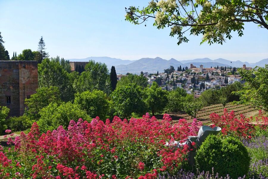 Granada: Alhambra Palace Guided Tour - Generalife First: Gardens That Set the Mood (35 minutes)