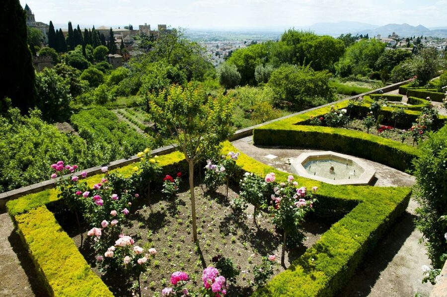 Granada: Alhambra Palace Guided Tour - Plaza de los Aljibes: Photo Stop With a Purpose (10 minutes)