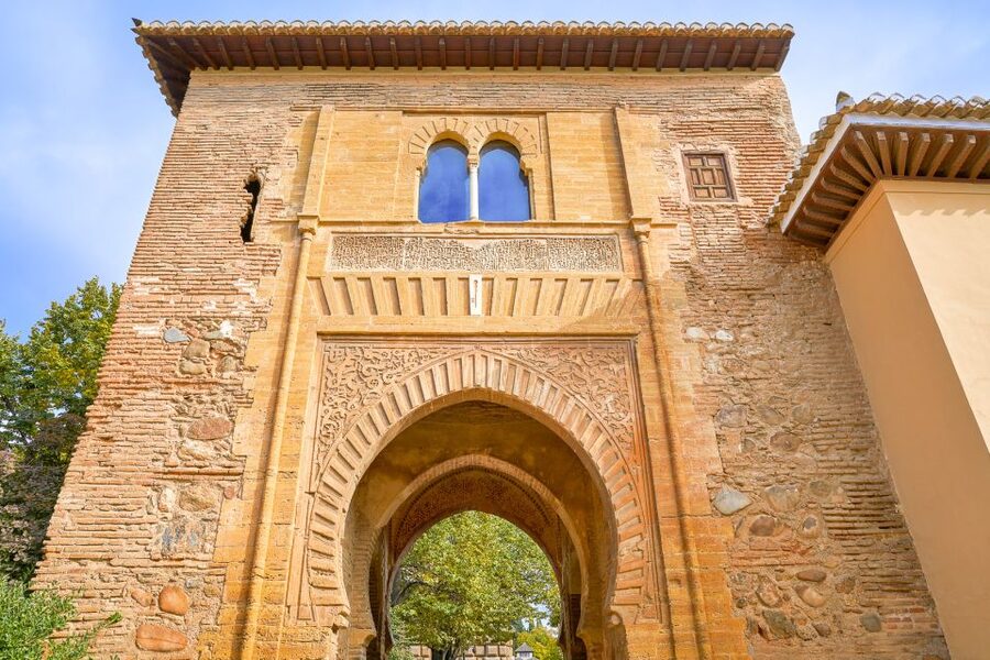 Granada: Alhambra Small Group Tour with Nasrid Palaces - Getting oriented before you step inside