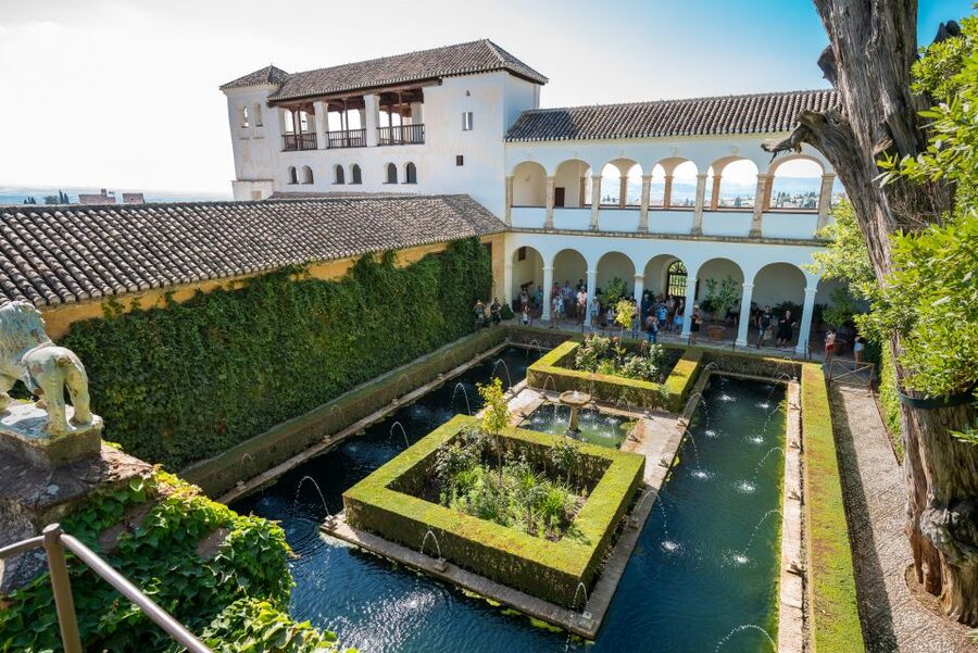Granada: Alhambra Ticket and Guided Tour with Nasrid Palaces - Small-group versus private: what changes in real terms