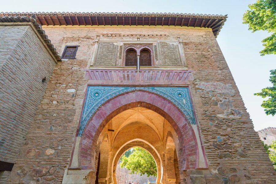 Granada: Alhambra Ticket and Guided Tour with Nasrid Palaces - Meeting at the Generalife ticket office and getting into the grounds