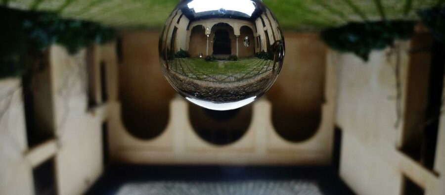Granada: Fast-Track Alhambra & Nasrid Palaces Guided Tour - Nasrid Palaces and the Courtyard of the Lions Moment