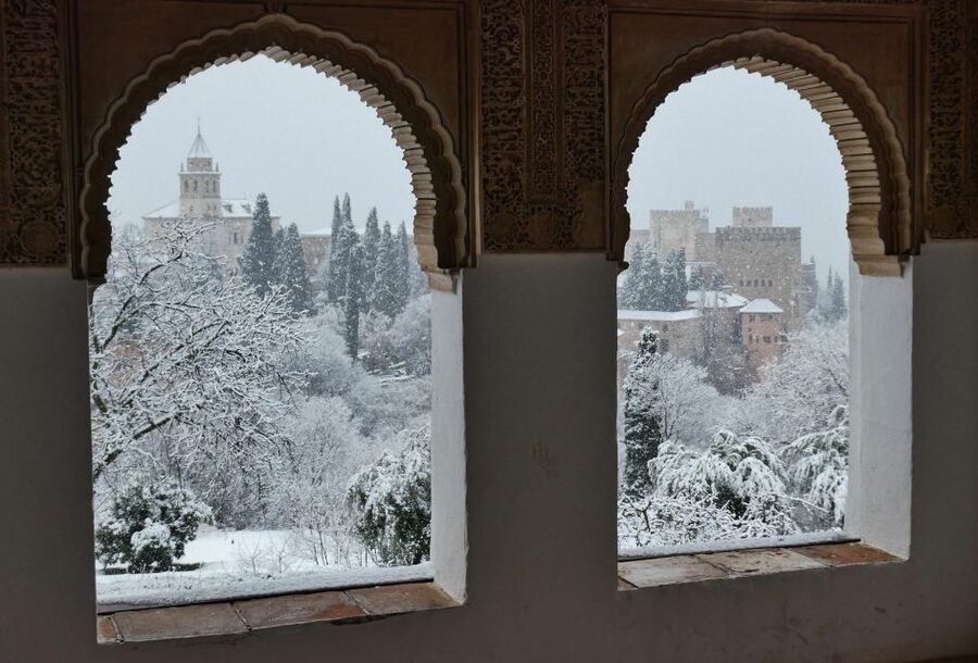 Granada: Fast-Track Alhambra & Nasrid Palaces Guided Tour - Generalife: Water, Light, and a Different Pace