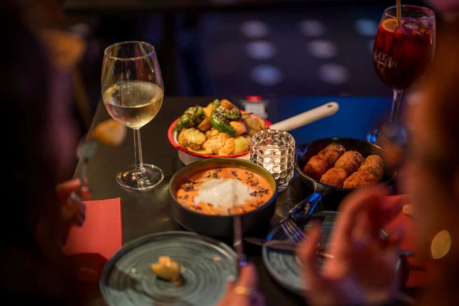 Granada: Flamenco Show with Dinner at Jardines de Zoraya - Air Conditioning, a Garden Setting, and Why the Atmosphere Matters