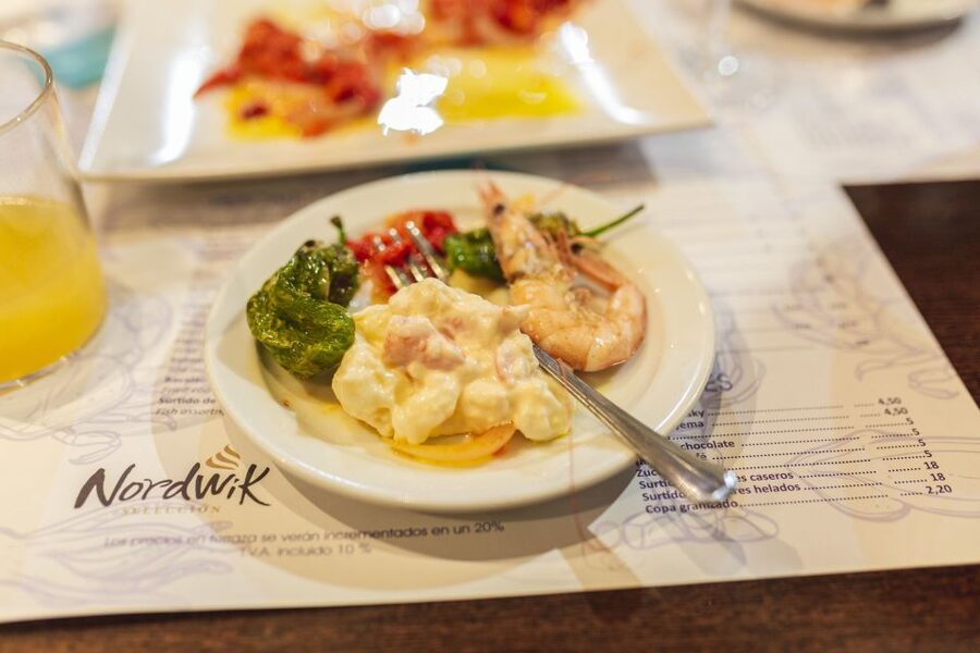 Granada: Tapas Crawl - Stop 1: beer, wine, and the first round of tapas