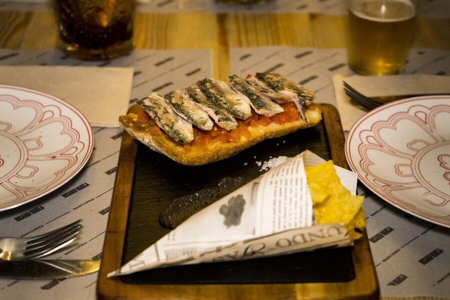 Granada: Tapas Crawl - How the crawl is paced: three tapas rounds plus dessert
