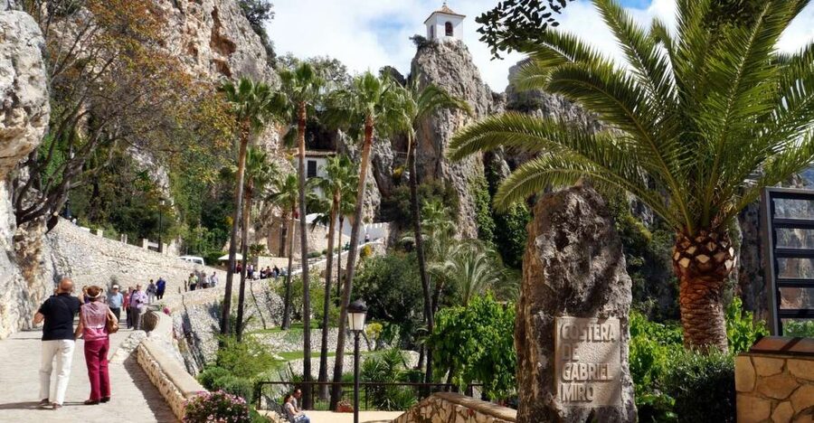Guadalest & Algar Falls Tour - From Albir, Benidorm & Calpe - Guadalest: castle views, quirky museums, and smart wandering time