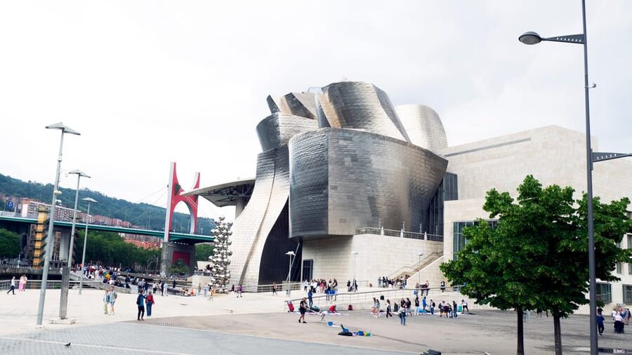 Guggenheim: Art explained by artists - Frank Gehry’s titanium curves, explained like you want to understand them