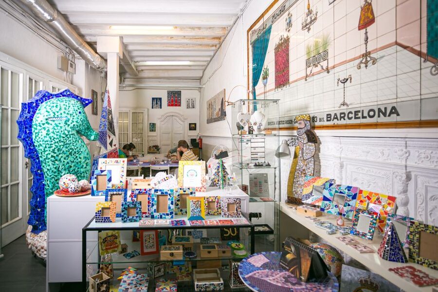 Guided Gaudí’s Trencadís Mosaic Workshop in Barcelona - The class flow in 1 to 4 hours, from first tiles to grouted finish