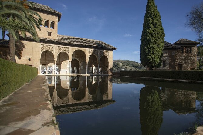 Guided Walking Tour of the Alhambra in Granada - Getting more from your guide inside the palaces