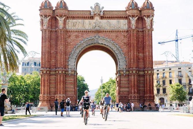 Highlights & Hidden Spots of Barcelona Bike Tour w/ Local Guide - Stop 1: Unlimited Biking and your orientation loop