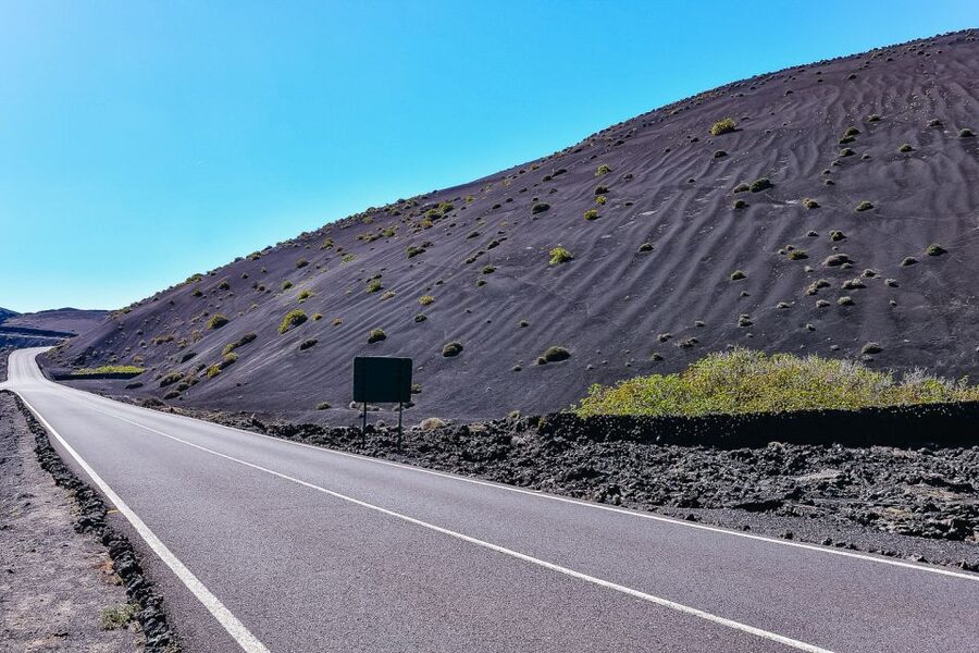 Lanzarote: Volcanos of Timanfaya and Caves Tour with Lunch - El Golfo’s green lagoon: why it looks unreal