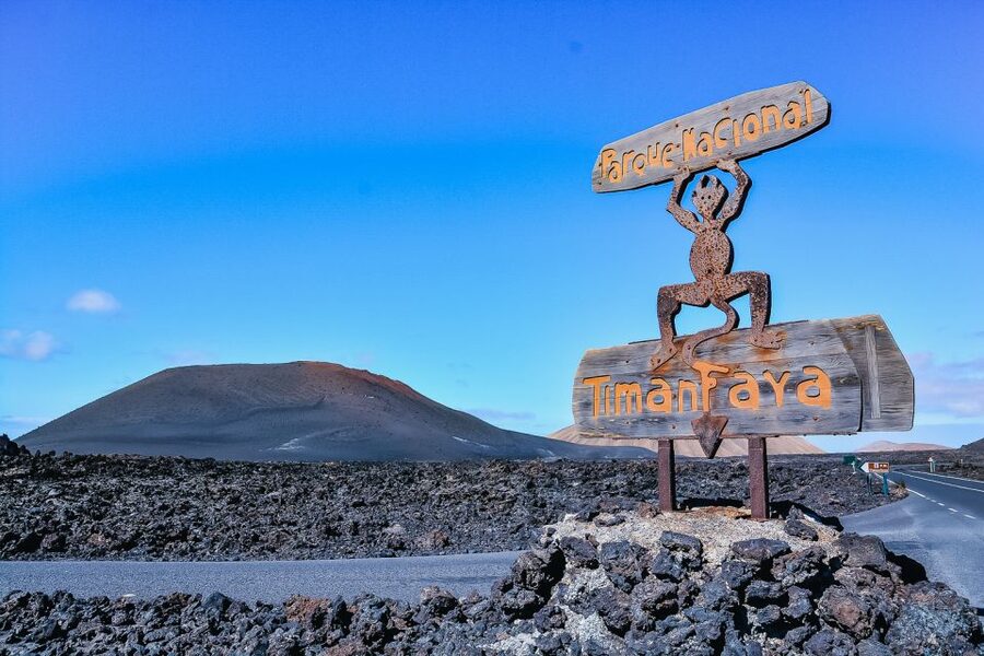 Lanzarote: Volcanos of Timanfaya and Caves Tour with Lunch - Lunch in Yaiza: good timing, with a few crowd caveats