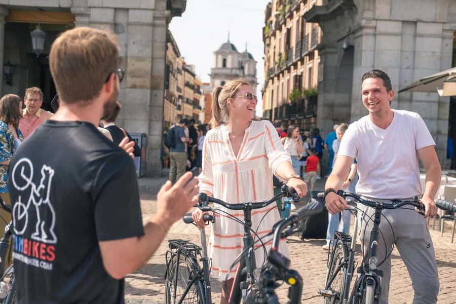 Madrid: 3 h. Guided Highlights Bike Tour with Optional Tapas - Prado Museum area, then Retiro Park: culture and breathing room