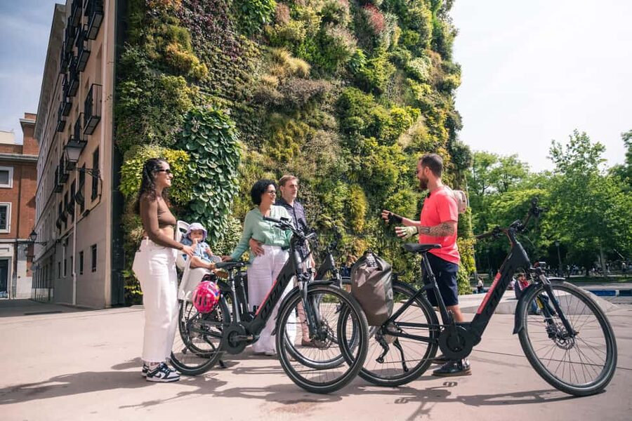 Madrid: 3 h. Guided Highlights Bike Tour with Optional Tapas - Almudena Cathedral, San Nicolás Church area, and photo stops that make sense