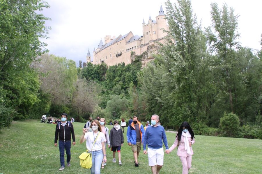 Madrid: Avila and Segovia Day Trip with Tickets to Monuments - Segovia arrives: the Aqueduct, plazas, and the cathedrals between styles