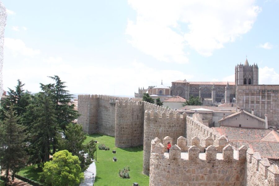 Madrid: Avila and Segovia Day Trip with Tickets to Monuments - Practical tips to make the day feel easier
