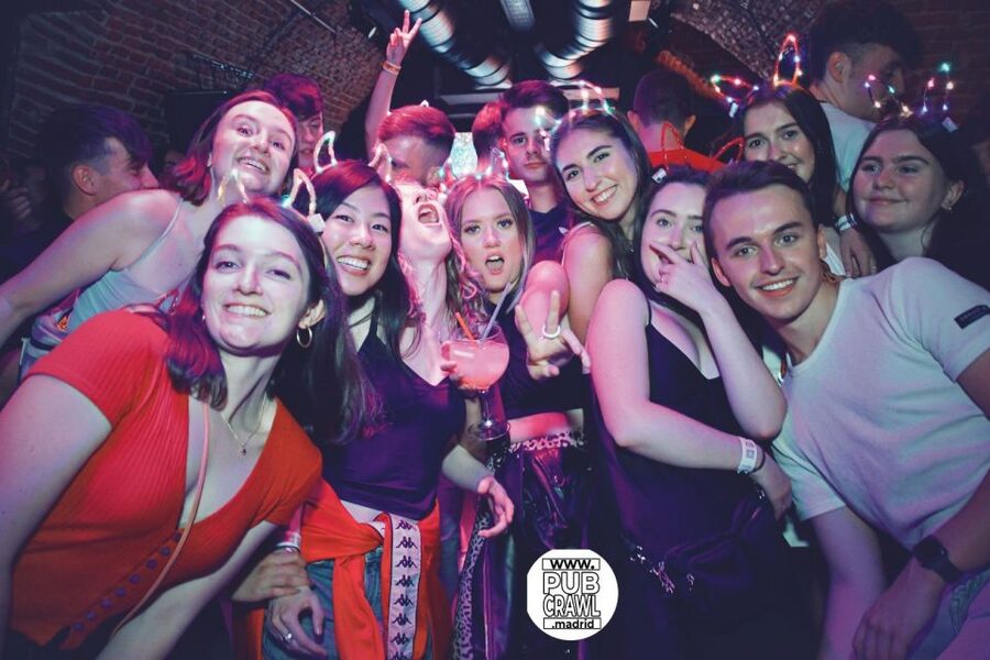 Madrid: Guided Pub Crawl Madrid Experience and Club Entry - The 5-Hour Flow: From Hood Dogs and Manama to a VIP Finish