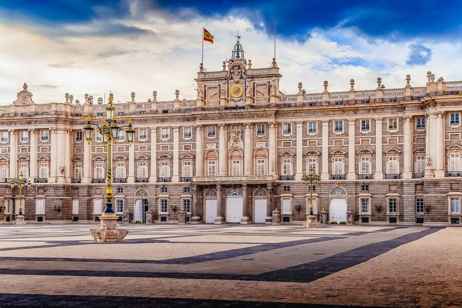 Madrid: Guided Tour of the Royal Palace with Fast Access - Pacing, small-group comfort, and the guide who makes it memorable