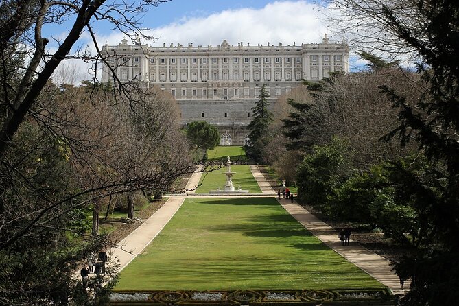 Madrid: Royal Palace Guided Tour with Skip the Line Ticket - Entering Faster: What Skip-The-Line Really Changes