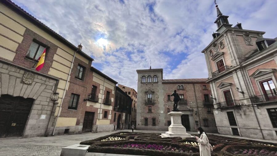 Madrid: Royal Palace Skip-the-Line Guided Tour - Plaza de la Villa and Plaza de Oriente: where the story turns royal