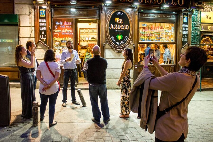 Madrid: Tapas & Wine Tasting Tour with Local Guide - Las Letras Meets El Madrid de los Austrias