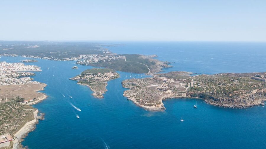Mahon: Harbor Boat Tour with Underwater Viewing & Commentary - Comfort tips for your hour on the water