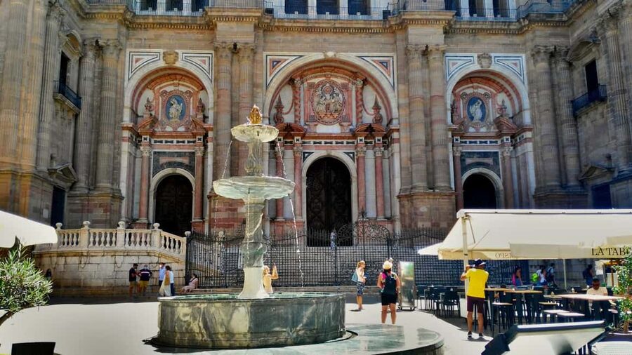 Málaga: 2h Walking Historical Tour–Art, Culture and Legends - Calle Granada, Church of Santiago, and the route through history’s timeline