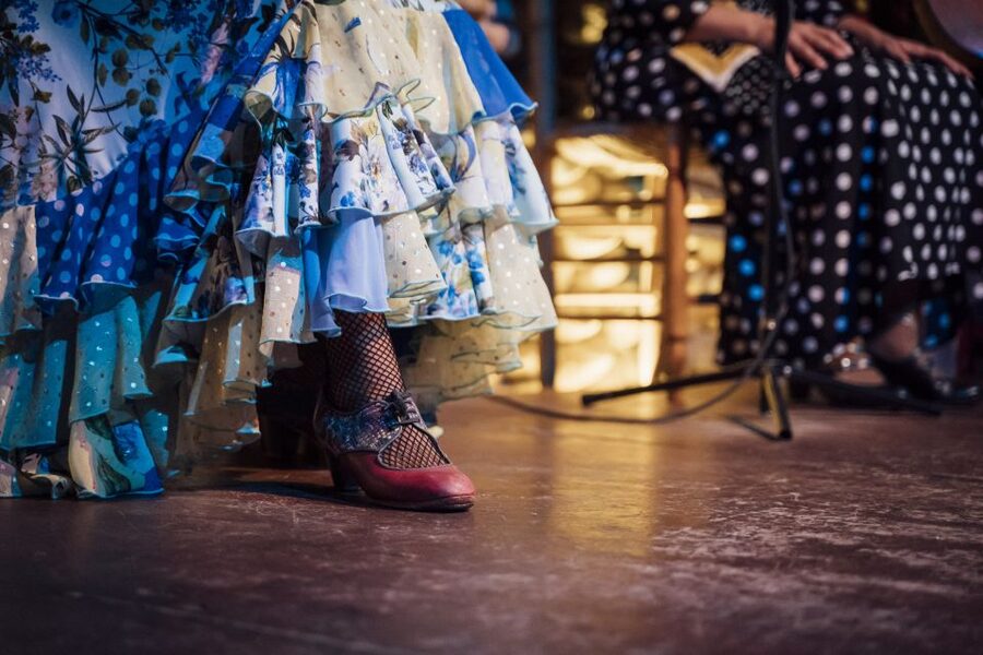 Malaga: Authentic Flamenco Show at El Gallo Ronco - Tables Around the Stage: How Seating Affects Your View and Photos