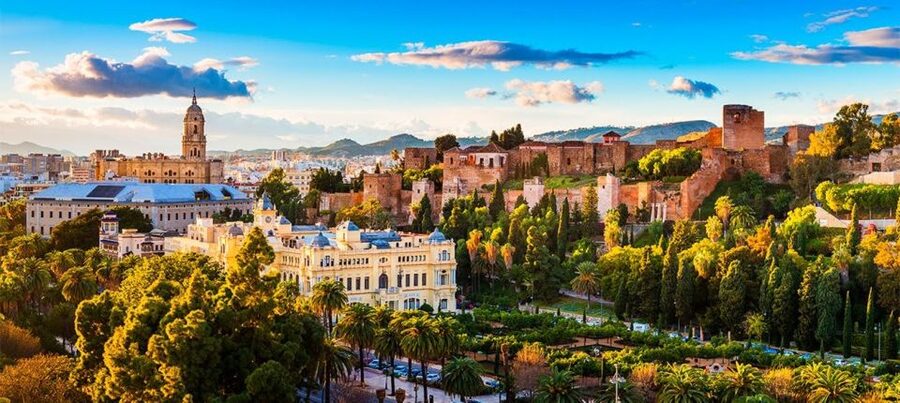Málaga: Cathedral, Alcazaba, Roman Theater Walking Tour - Getting oriented fast at Plaza de la Marina