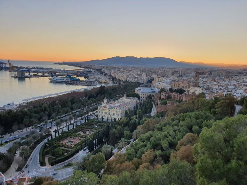 Málaga: Cathedral, Alcazaba, Roman Theater Walking Tour - The guide quality is a big part of the value