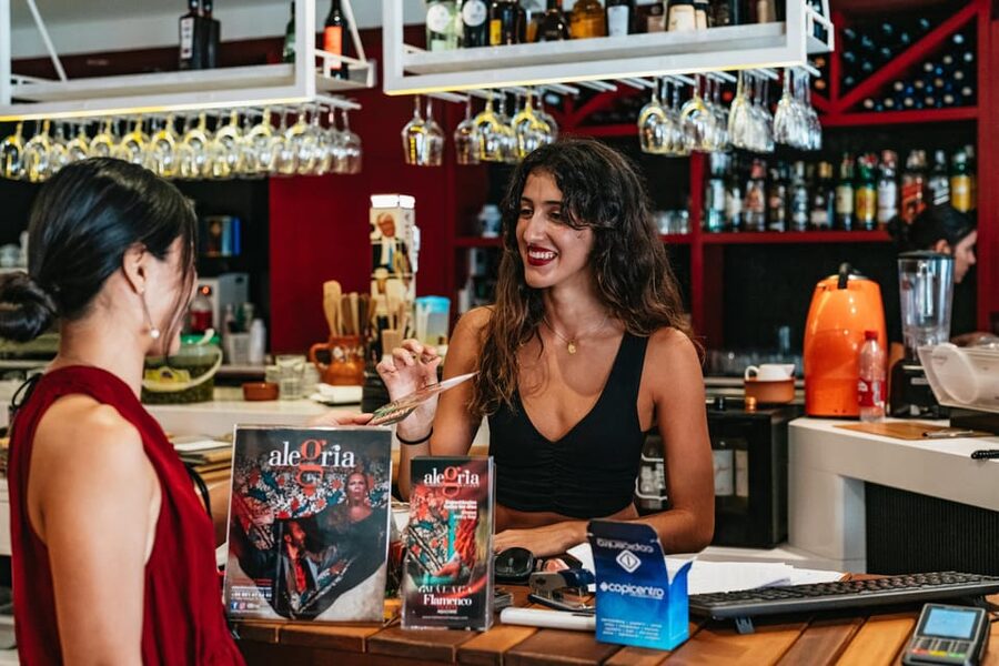 Málaga: Live Flamenco Show at Flamenco Alegría - The show flow, scene first, then singer and guitarist